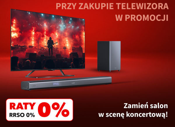 Telewizor z wyświetlonym koncertem na ekranie, przed nim znajduje się soundbar, a obok subwoofer, wszystko na czerwonym tle. Tekst: PRZY ZAKUPIE TELEWIZORA W PROMOCJI, RATY 0%, RRSO 0%, Zamień salon w scenę koncertową!.