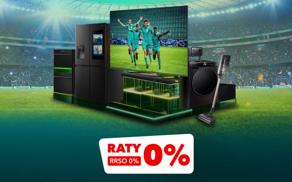 Zestaw sprzętów elektronicznych i AGD ustawionych na tle stadionu piłkarskiego, z dużym telewizorem wyświetlającym obraz piłkarzy w zielonych strojach. Na dole obrazu widnieje napis: Raty 0%, RRSO 0%.